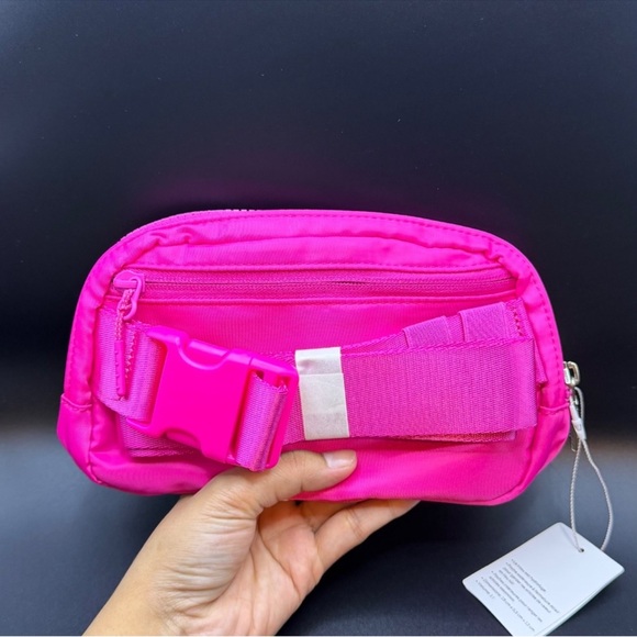 Lululemon 1L NWT SONIC Pink/White Belt Bag - Picture 2 of 5